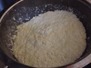 Jag gjorde också ny paneer. Just nu vilar den i en sil som hänger över vasken. Den kommer snart att stälpas upp på ett fat och åka in i kylen, för att bli någonting ännu inte bestämt ikväll. 