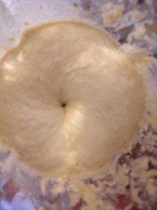 Man får mixa, stanna, röra runt, mixa, stanna, röra runt, hälla på lite mer vatten en stund, men efter ett par minuter får man en sån här tornado i mixern, och då är det bara att låta den gå tills man kan lita på att allt är finfördelat.