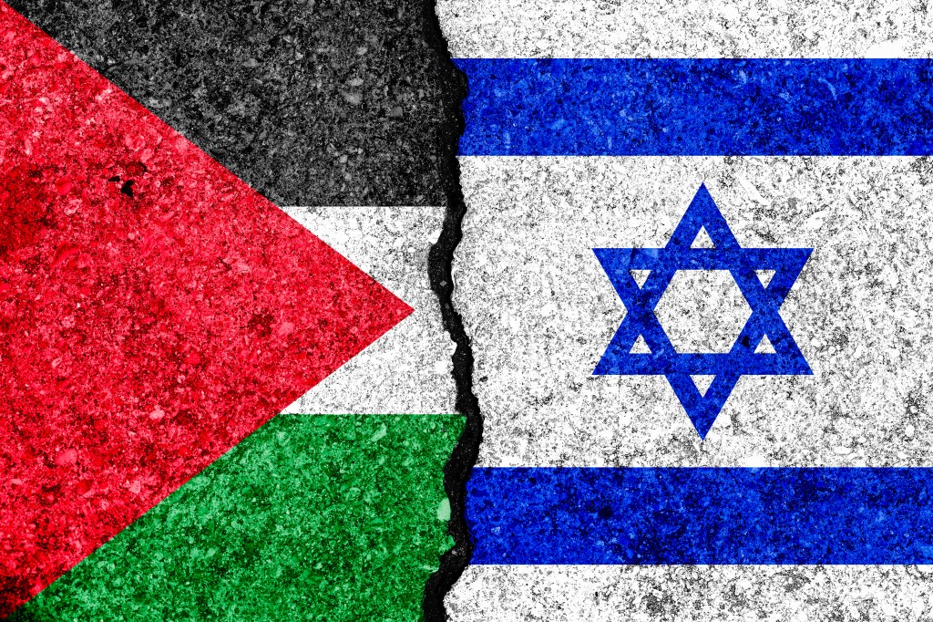 Israels och Palestinas flaggor målade på en sprucken vägg.
