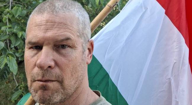 Demonstranten håller den ungerska flagga som israelisk polis senare konfiskerade vid protesten i Karkur.