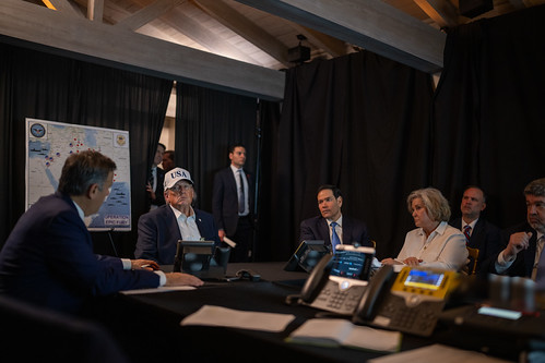 Donald Trump och höga amerikanska företrädare övervakar Operation Epic Fury på Mar-a-Lago den 28 februari 2026.